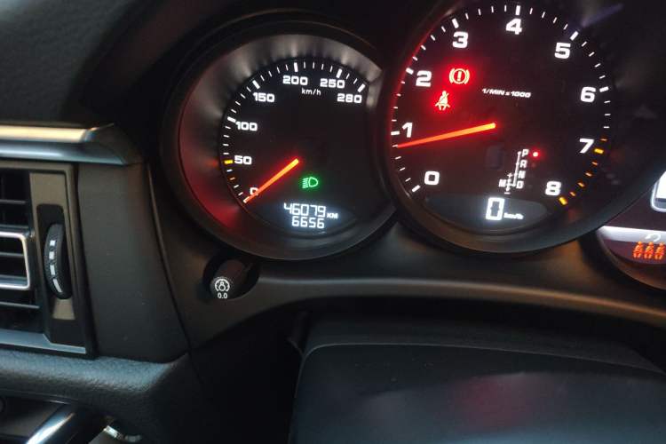 Used Porsche Macan 2020 Macan 2.0T Odometer Close Up