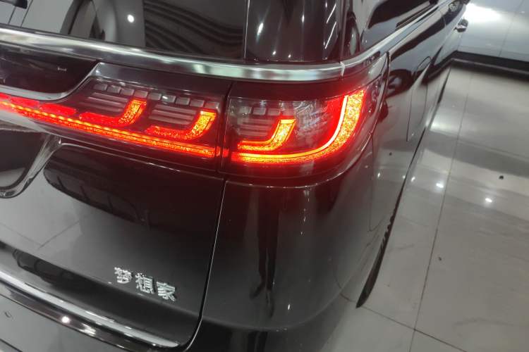 Used VOYAH Dream 2025 PHEV Four-Wheel-Drive Flagship Kunpeng Edition Right Rear Taillight