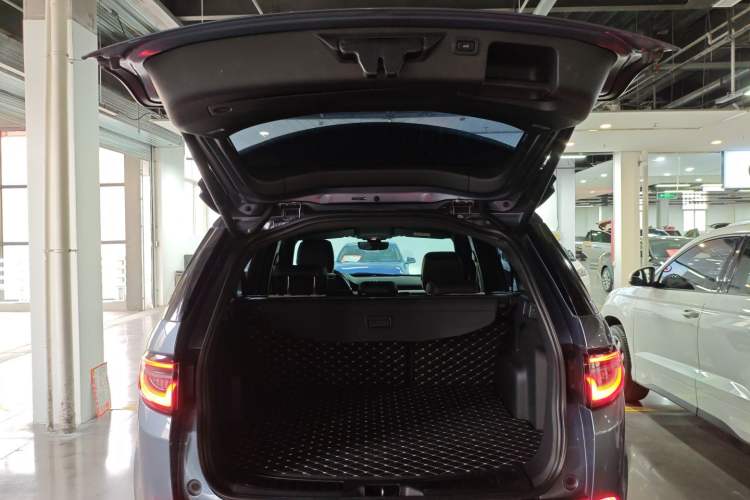 Used Land Rover Discovery Sport 2021 249 PS R-Dynamic S Performance Edition Trunk