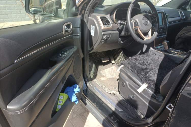 Used Jeep Grand Cherokee 2017 3.6L Elite Navigation Edition Driver Seat