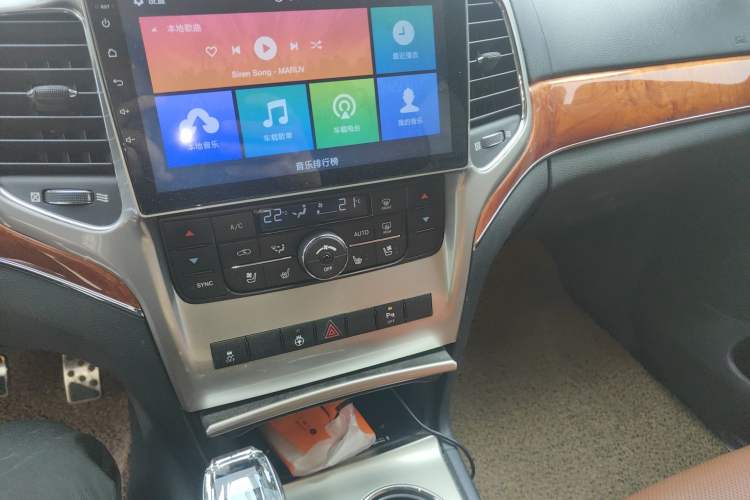 Used Jeep Grand Cherokee 2011 3.6L Flagship Edition Audio And AC Panel