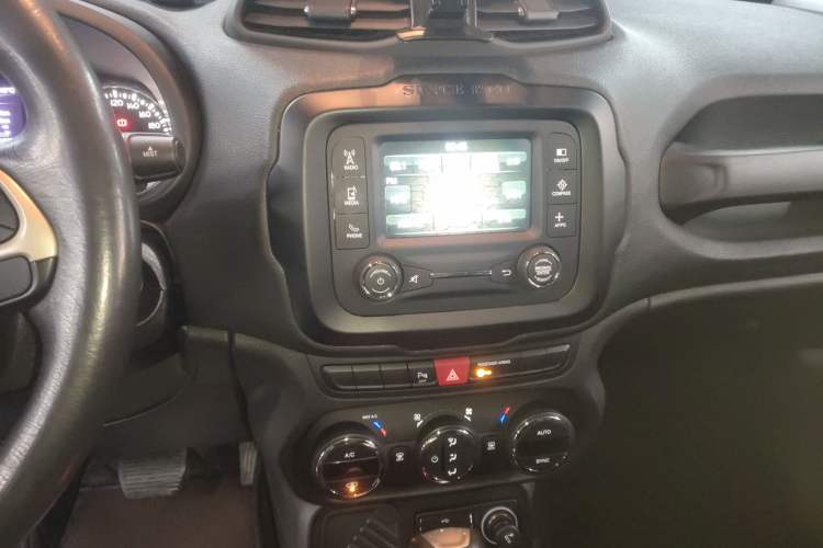 Used Jeep Renegade 2017 180T Automatic Jingneng Edition Audio And AC Panel