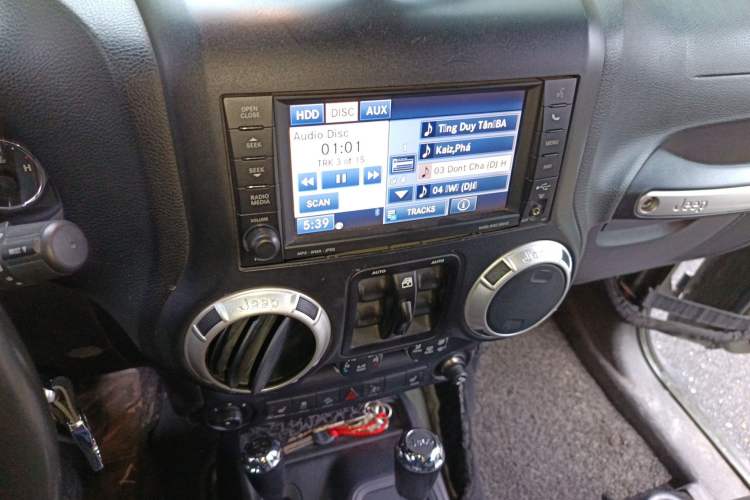 Used Jeep Wrangler 2015 3.6L Rubicon Four-Door Comfort Edition Audio And AC Panel