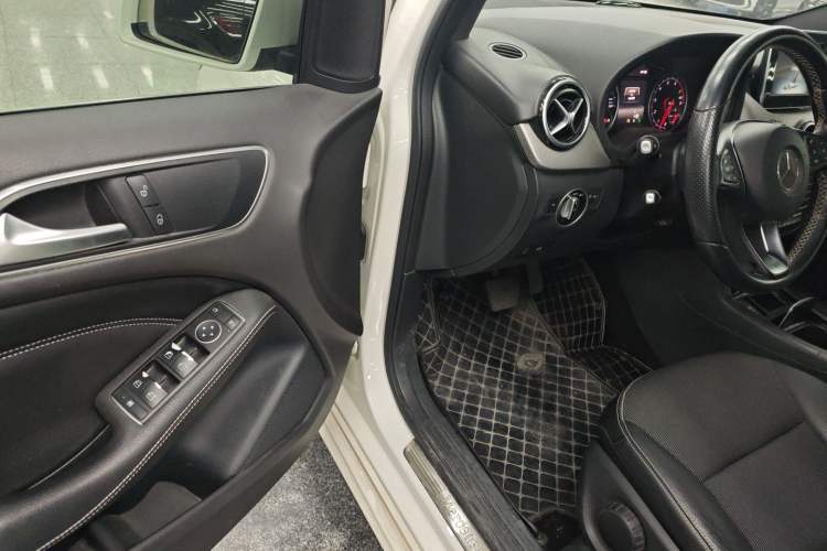 Used Mercedes-Benz B-Class 2015 B 200 Sport Edition Driver Seat