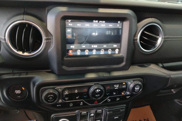 Used Jeep Wrangler 2019 2.0T Sahara Four-Door Brilliant Top Version China VI Emission Standard