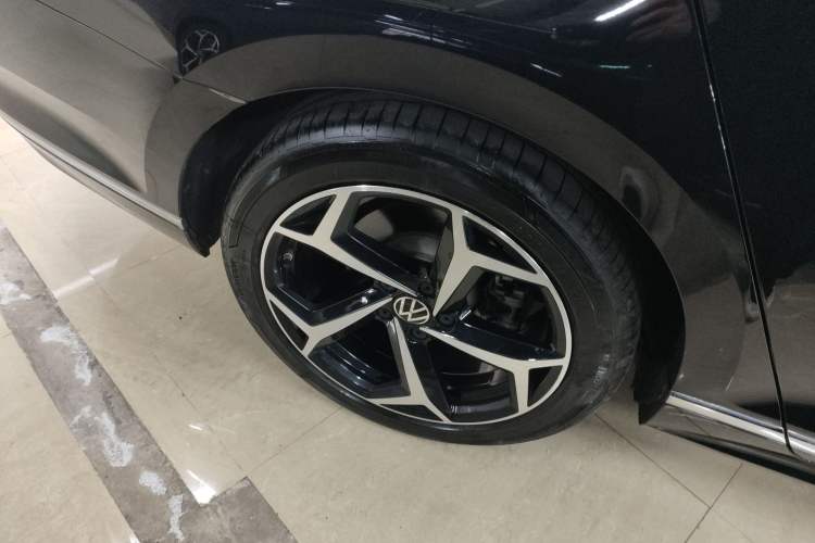 Used Volkswagen Magotan 2023 2 Million Units Commemorative Edition 330TSI DSG Luxury Version Right Rear Wheel Hub