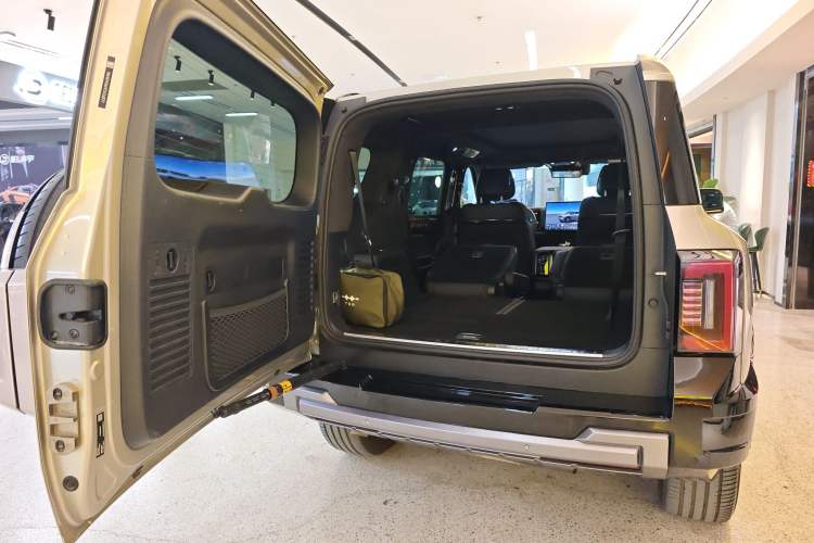 Used Formula Leopard 8 2025 Smart & Brave Flagship Edition 6 Seats Trunk