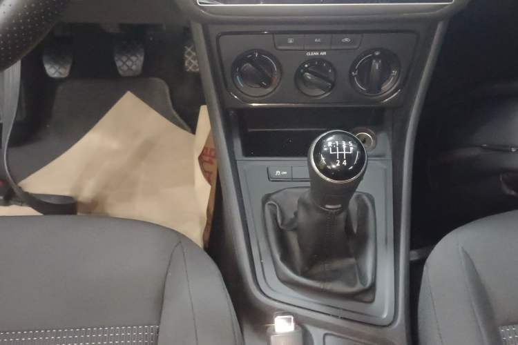 Used Volkswagen Lavida 2015 1.6L Manual Fashion Edition
