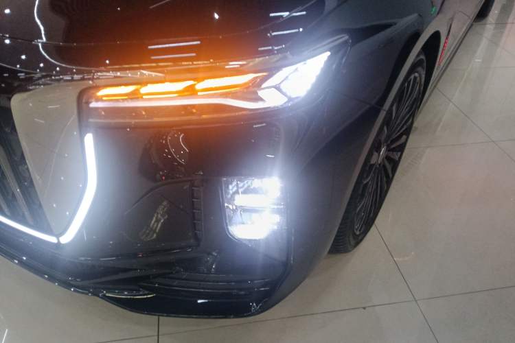 Used Hongqi H9 2025 Model Facelifted 2.0T Two-Wheel Drive Flag-Style Private Enjoyment Fashion Edition, 5 Seats