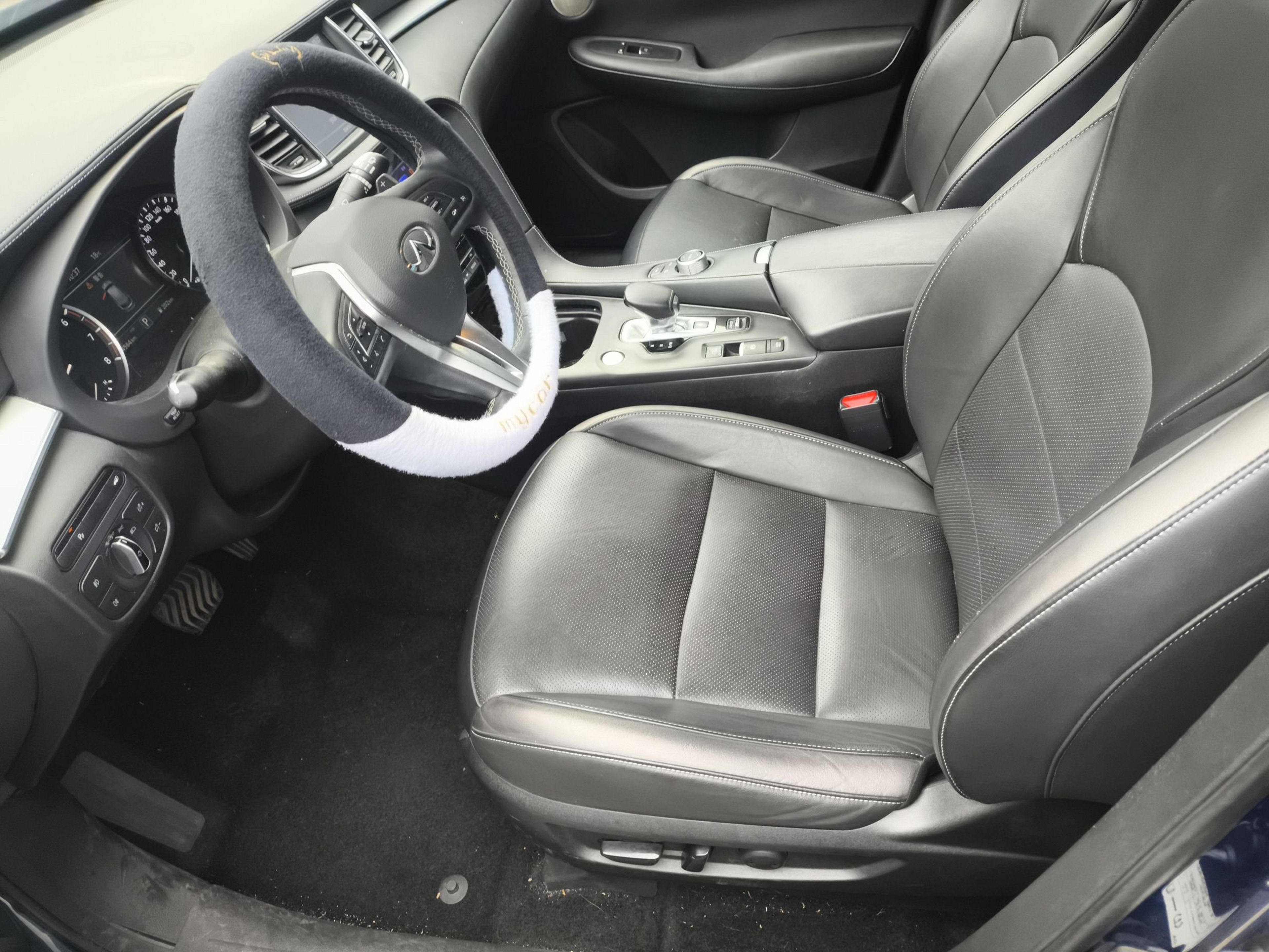 Переднее сиденье в автомобиле