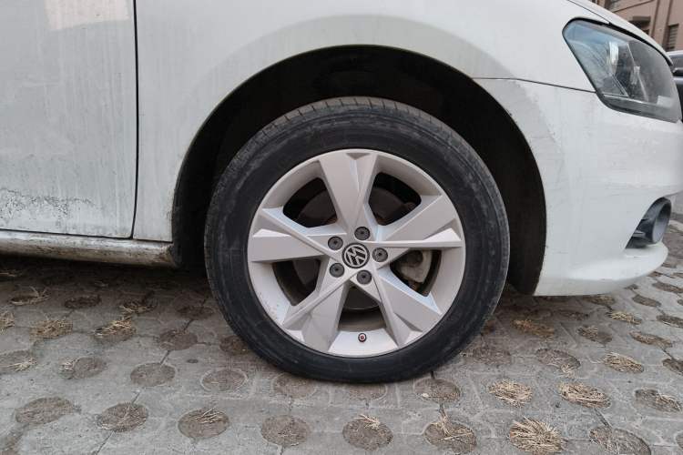 Used Volkswagen Bora 2013 1.6L Manual Comfort Model Right Front Wheel Hub