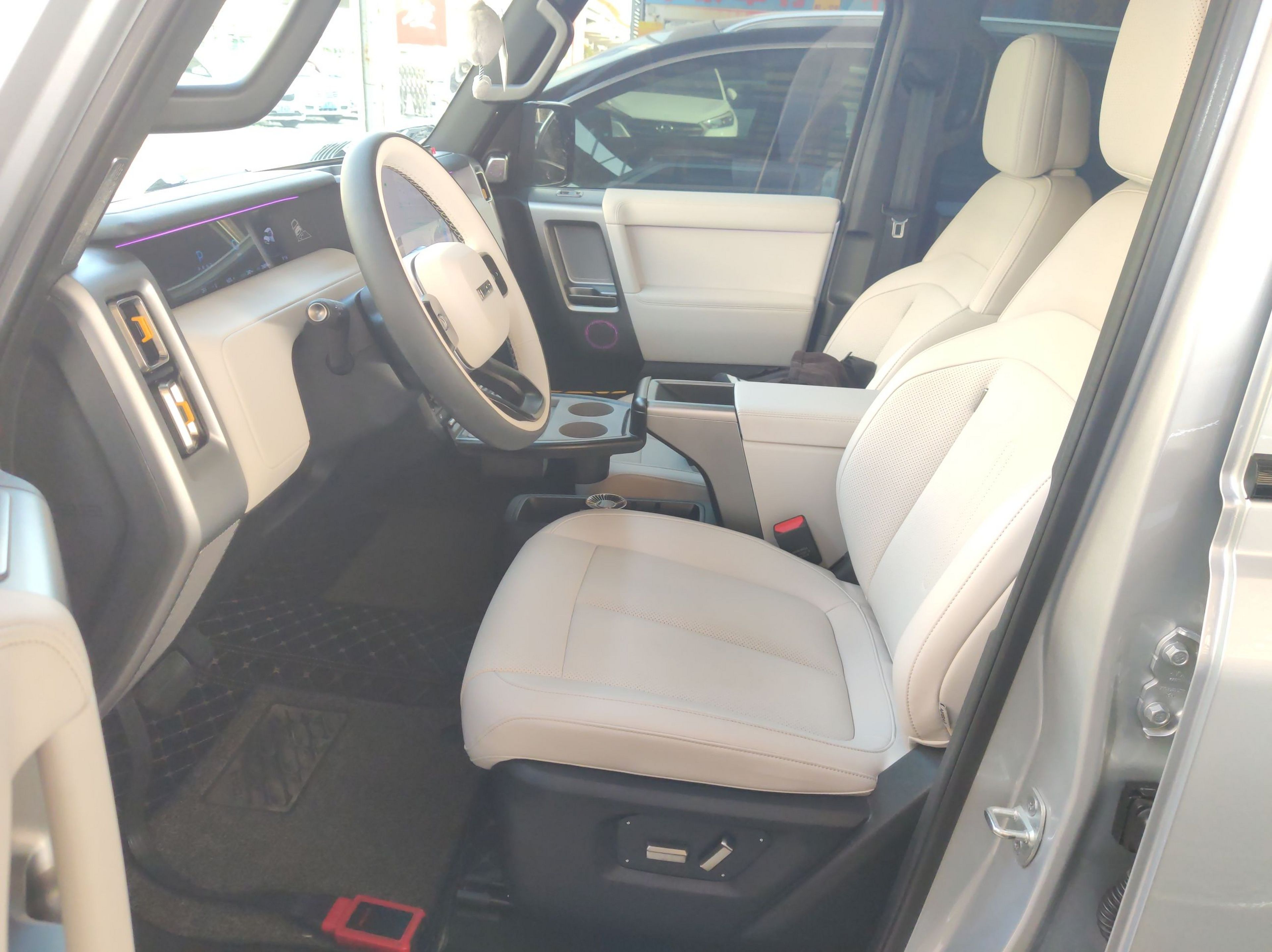 المقاعد الأمامية داخل السيارة