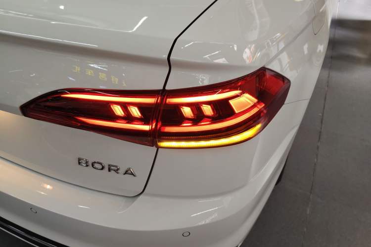 Used Volkswagen Bora 2026 200TSI DSG Yuexing Navigation Edition Right Rear Taillight