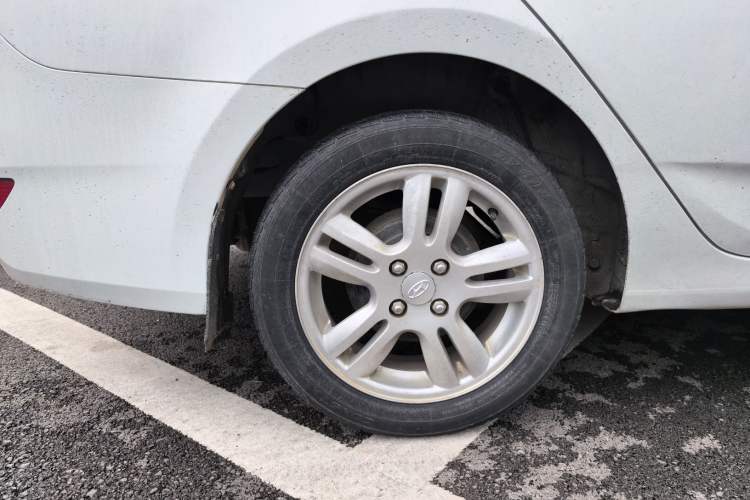 Used Hyundai Verna (older generation) 2014 1.4L Manual Smart GLS Trim Right Rear Wheel Hub