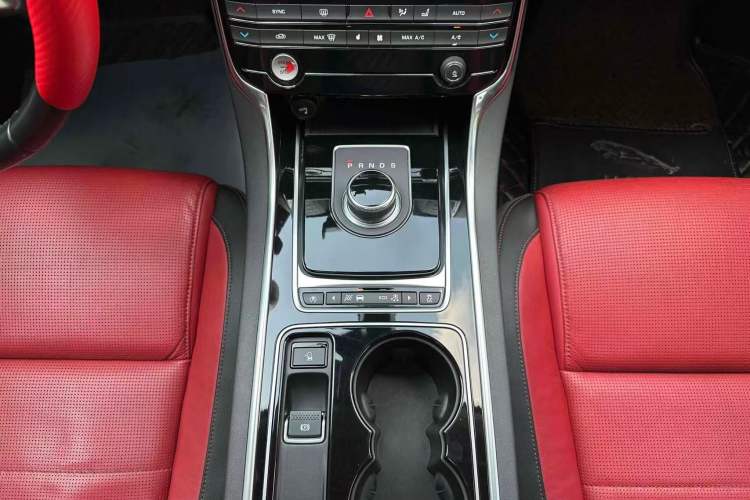 Used Jaguar XE 2017 2.0T 200 PS R-Sport