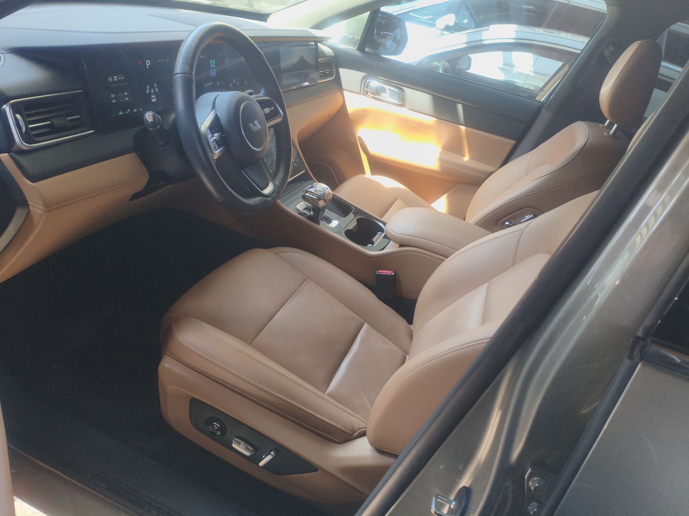 Переднее сиденье в автомобиле