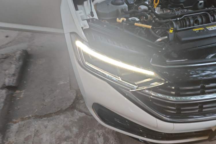 Used Volkswagen Sagitar 2025 Revised 300TSI DSG Excellence Edition Right Front Headlight