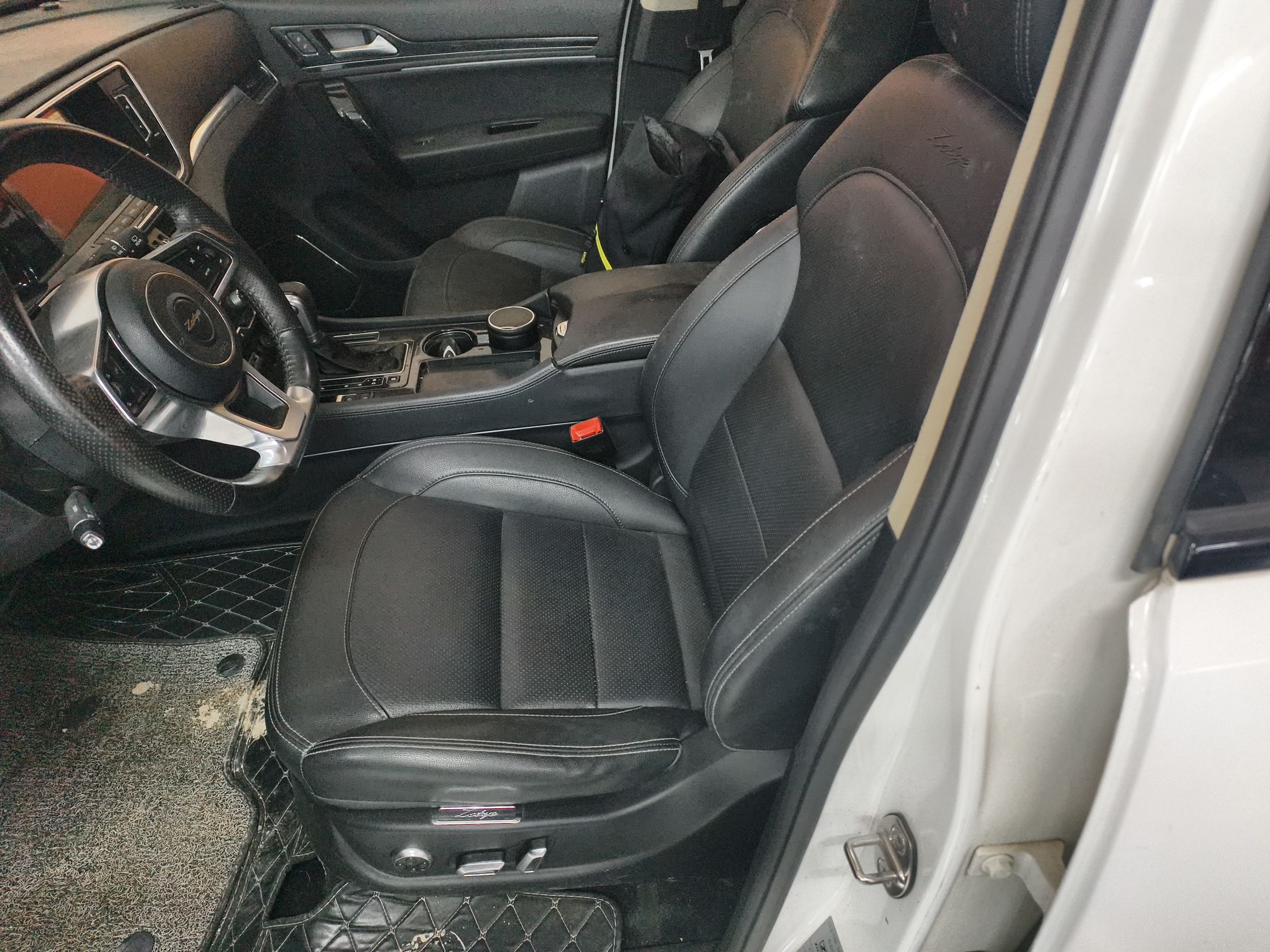 Переднее сиденье в автомобиле