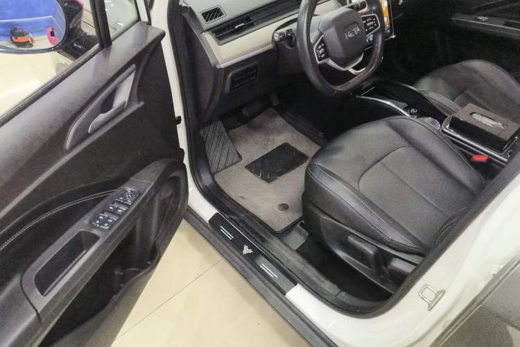 Used NETA V 2021 Long-Range Entertainment Edition Upgrade Model Driver Seat