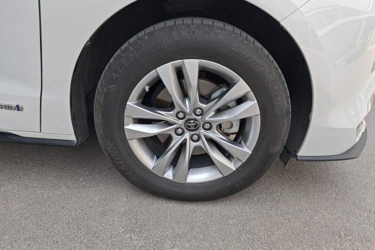 Used Toyota SIENNA 2021 2.5L Hybrid Platinum Edition Right Front Wheel Hub