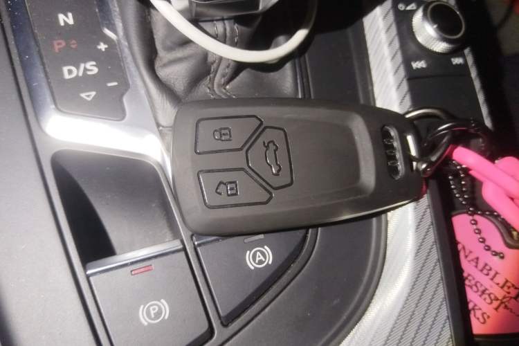 Used Audi A4L 2020 40 TFSI Fashionable and Elegant Model Vehicle Key