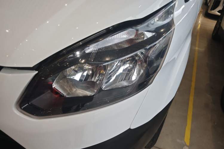 Used Ford Transit 2017 2.0T Gasoline Automatic Multi-Function Commercial Vehicle Short Wheelbase Low Roof China V Standard