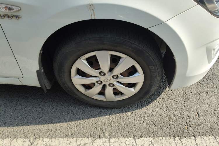 Used Hyundai Verna (older generation) 2014 1.4L Manual Smart GLS Trim Right Front Wheel Hub