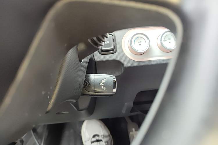 Used Wuling Hongguang MINIEV 2021 Macaron Fashion Model Lithium Iron Phosphate Vehicle Key