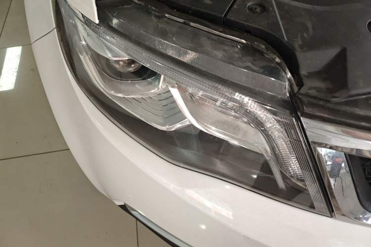 Used Geely Auto Emgrand X7 Sport 2016 1.8TD Automatic All-Wheel-Drive ZhiZun Edition Right Front Headlight