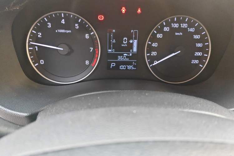 Used Hyundai ix25 2015 1.6L Automatic Two-Wheel-Drive Deluxe DLX Model
