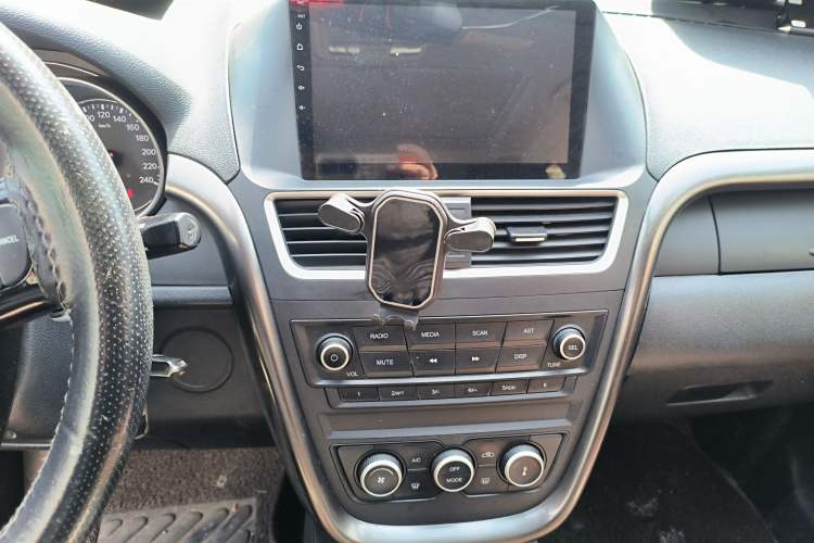 Used Bestune X80 2017 2.0L automatic Technology trim level Audio And AC Panel