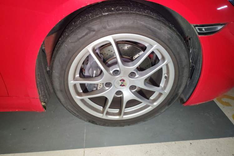 Used Porsche 718 2020 Cayman 2.0T Right Front Wheel Hub