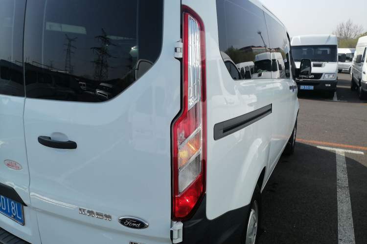 Used Ford Transit 2019 2.0T Diesel Multi-Purpose Commercial Vehicle Short Wheelbase Low Roof 6-Seater China VI Standard
