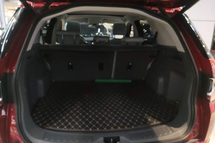 Used Land Rover Discovery Sport 2018 240 PS SE Version Trunk