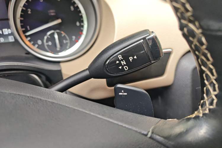 Used Mercedes-Benz R-Class 2015 R 320 4MATIC Luxury Model Gear Lever