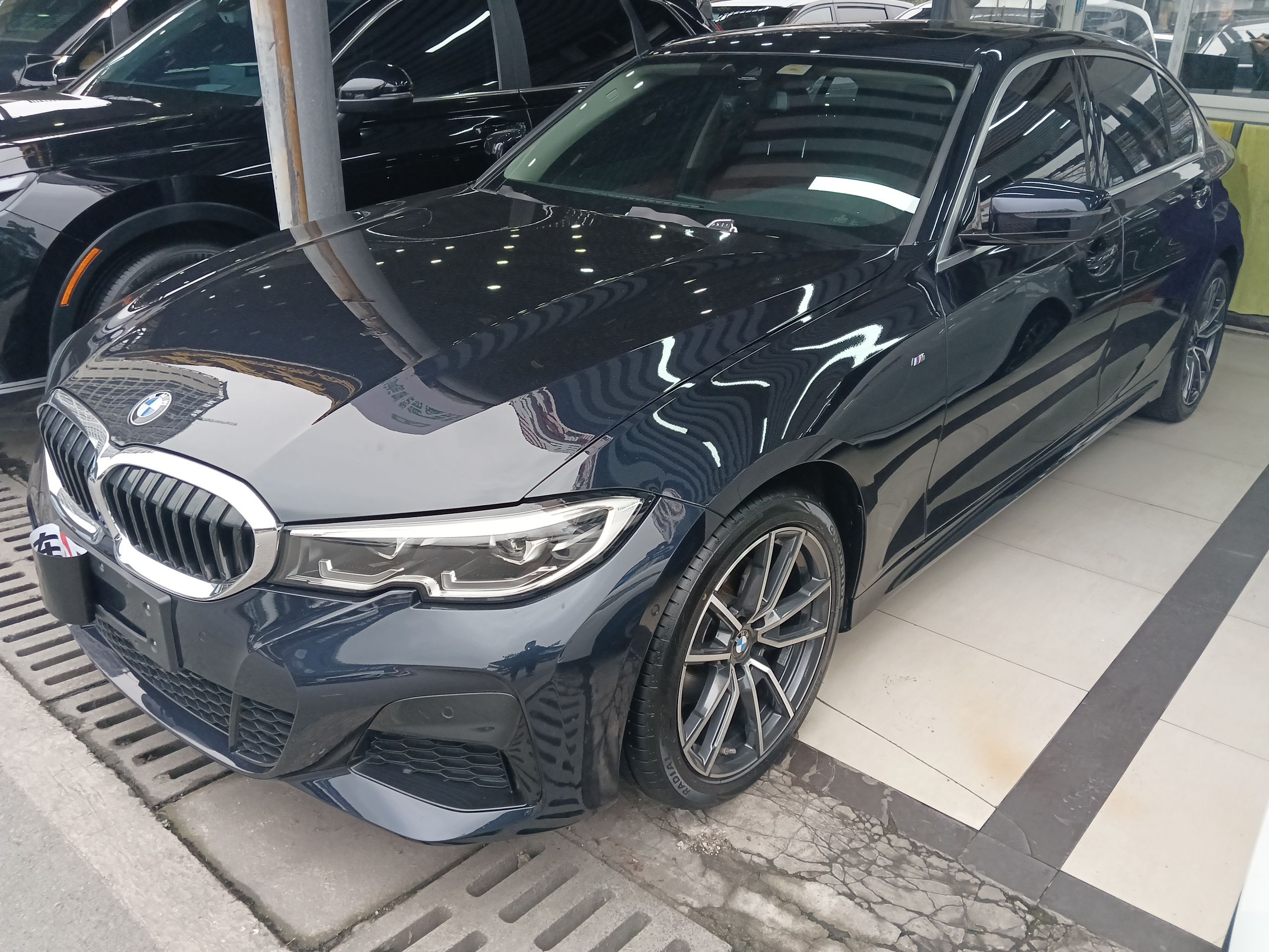 Под передней частью автомобиля