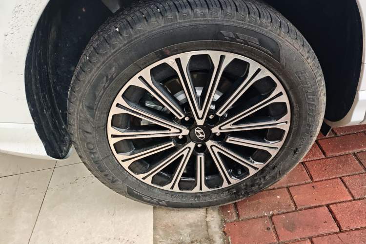 Used Hyundai Custo 2024 270TGDi LUX Prestige Edition Right Rear Wheel Hub