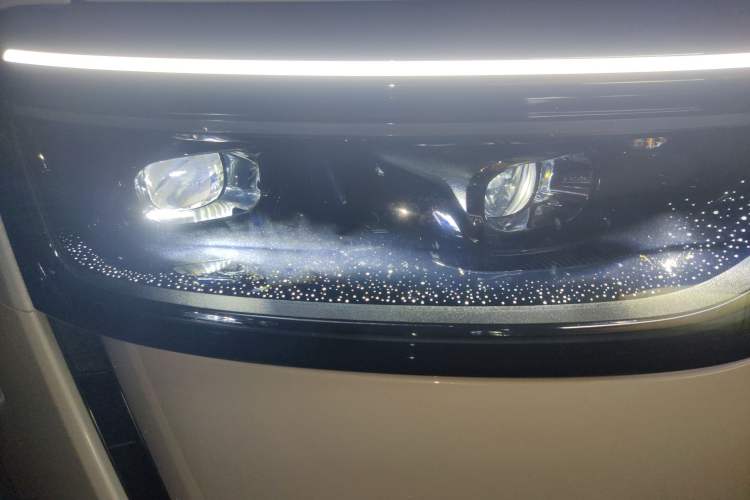 Used Hima AITO M8 2025 Extended-Range Ultra Version 53.4 kWh 6-Seater Edition
