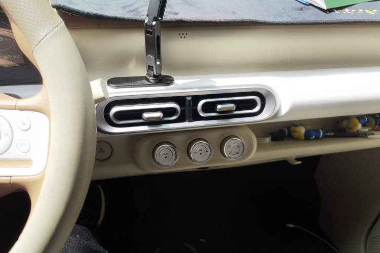 Used Wuling Hongguang MINIEV 2024 3rd Generation 215km Youth Edition Audio And AC Panel