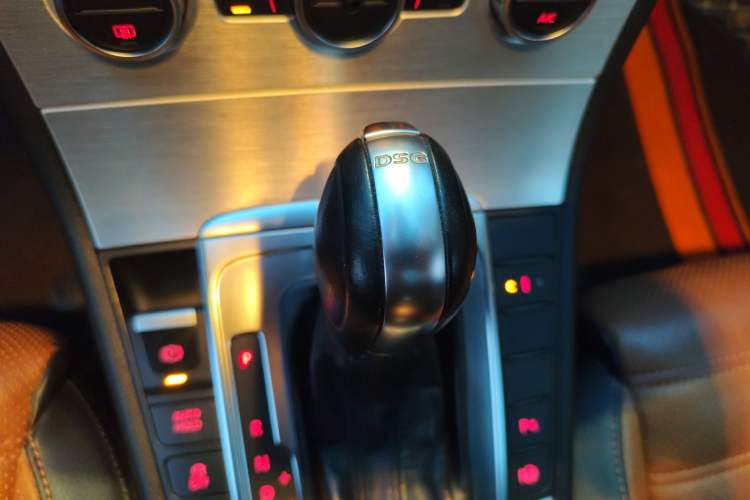 Used Volkswagen FAW-Volkswagen CC 2013 2.0 TSI Ultimate Model Gear Lever