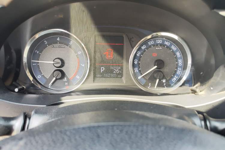 Used Toyota Corolla 2014 1.6L CVT GL-i Odometer Close Up