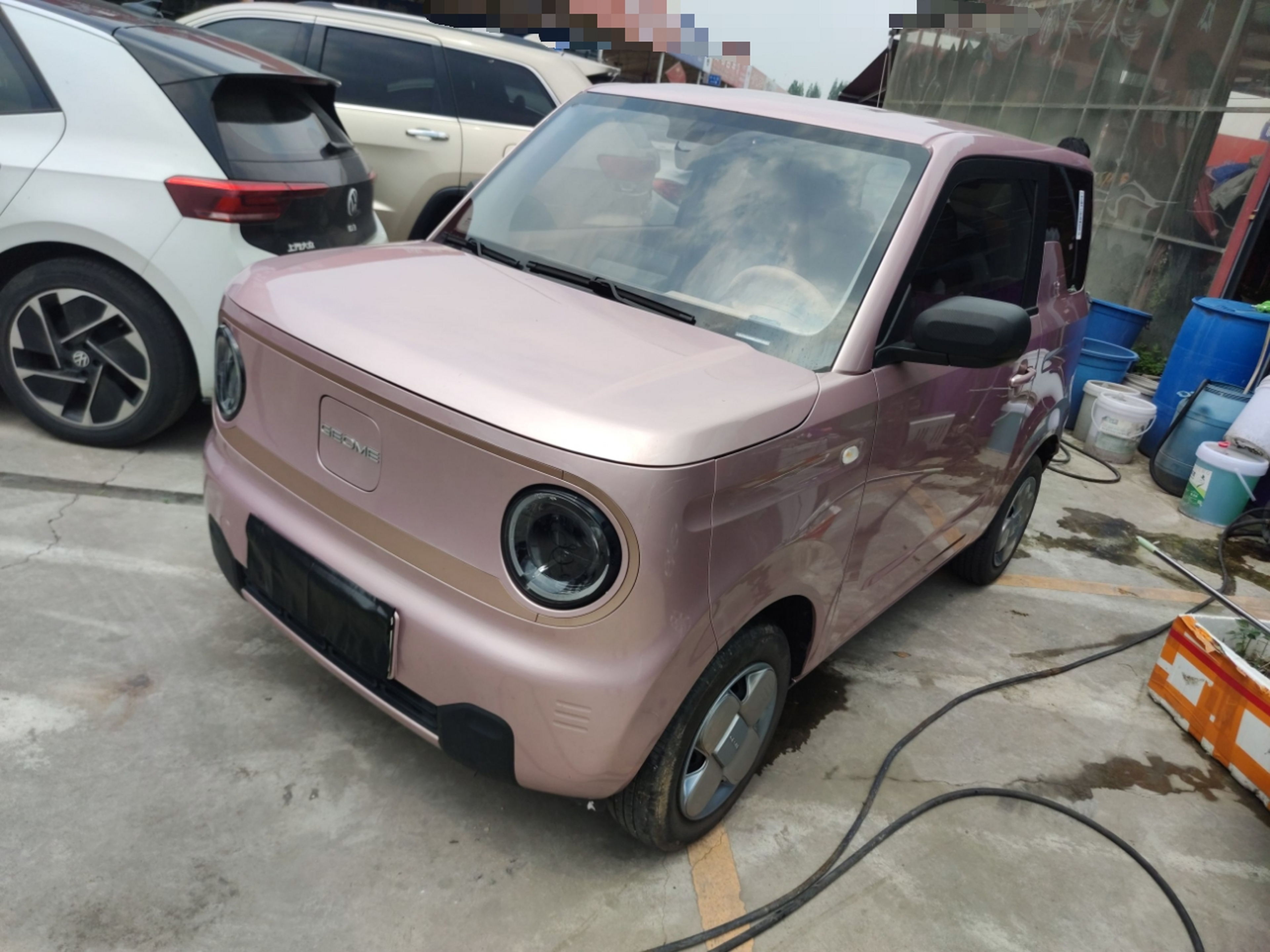 Под передней частью автомобиля