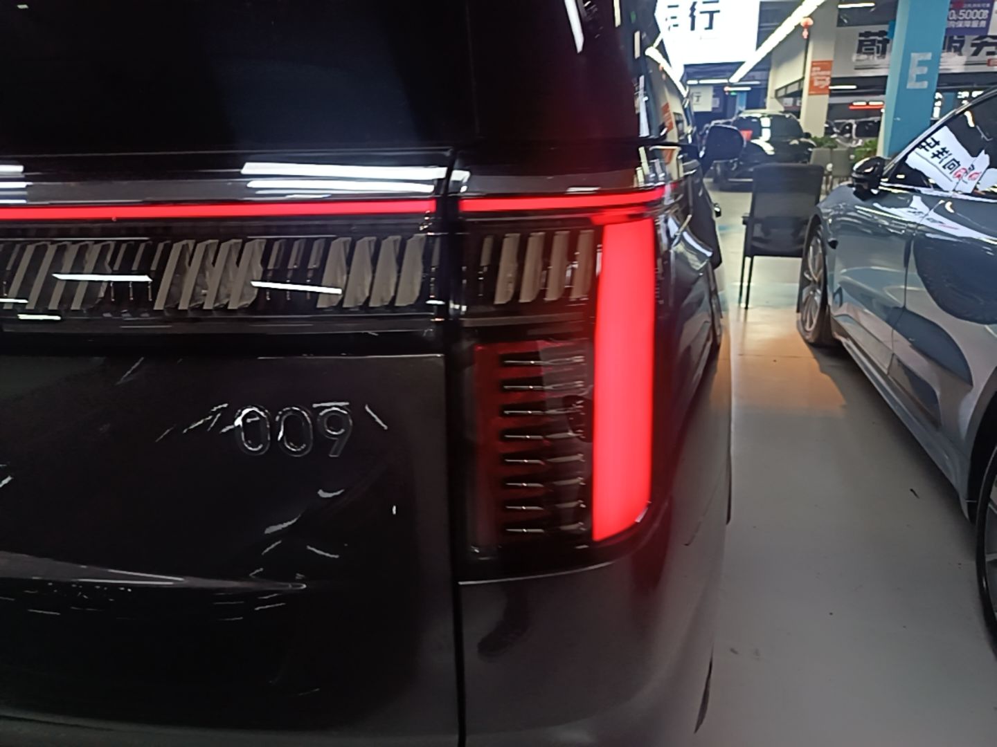 Zeekr 009 2024 7-Seater Walk-Through Version Four-Wheel Drive 108 kWh — снимка 9