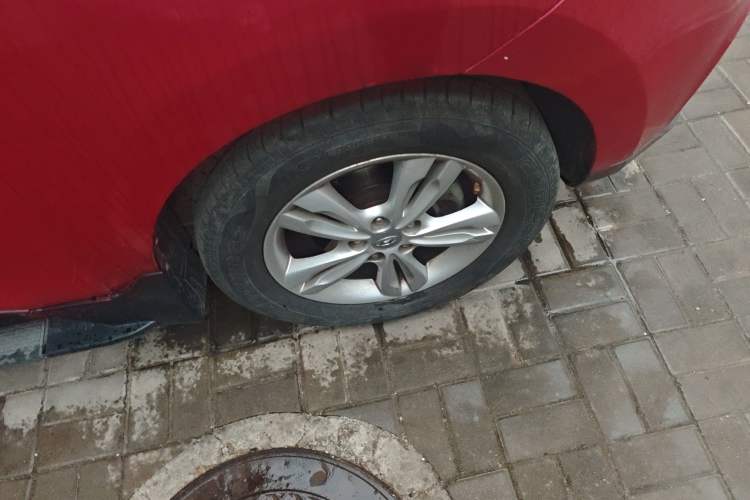 Used Hyundai ix35 2010 2.0L Automatic Two-Wheel Drive Elite Edition GLS Right Front Wheel Hub