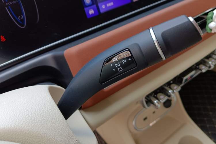 Used ORA Good Cat 2023 401 km Standard Range Luxury Version Lithium Iron Phosphate Gear Lever