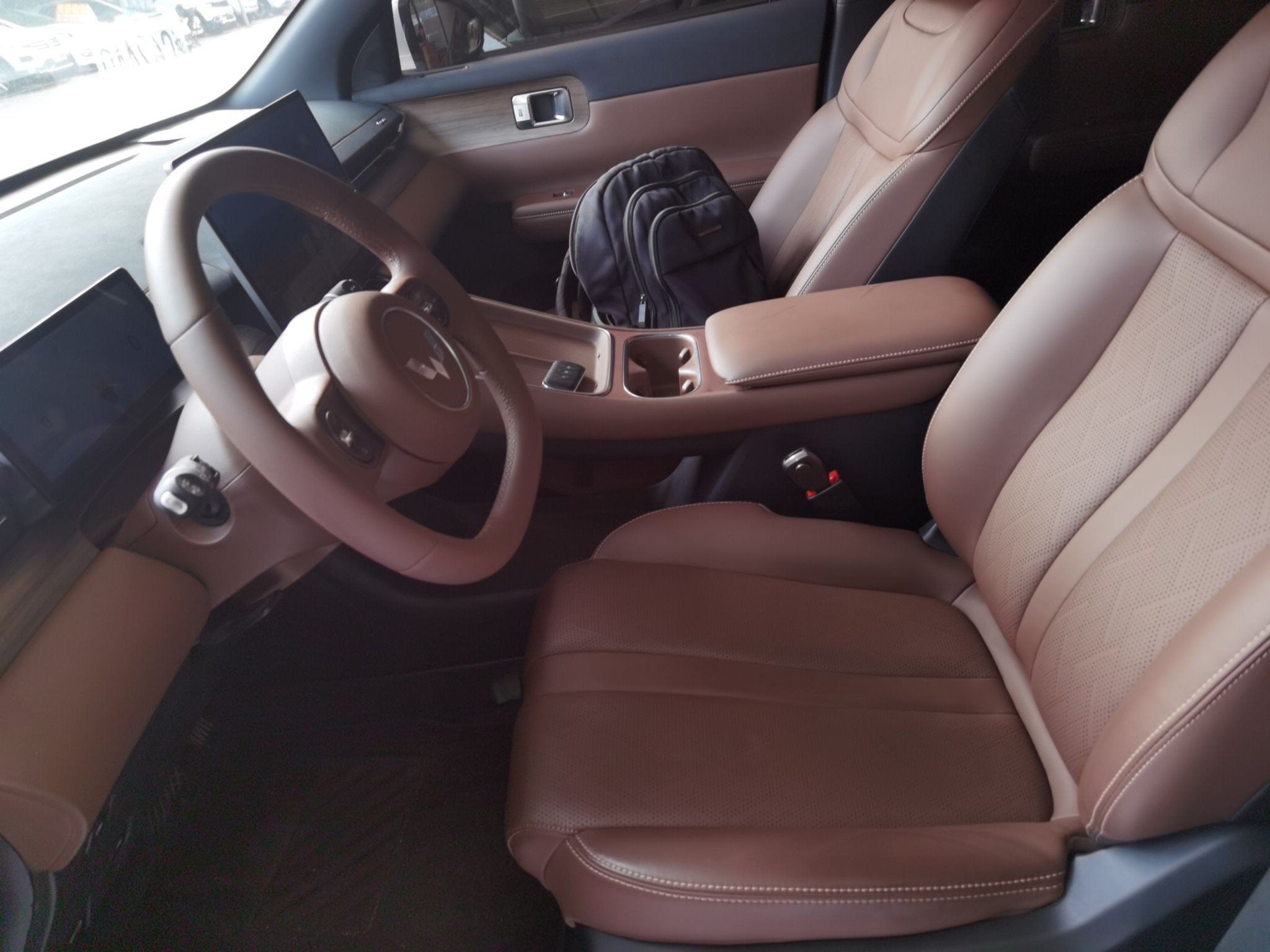 المقاعد الأمامية داخل السيارة