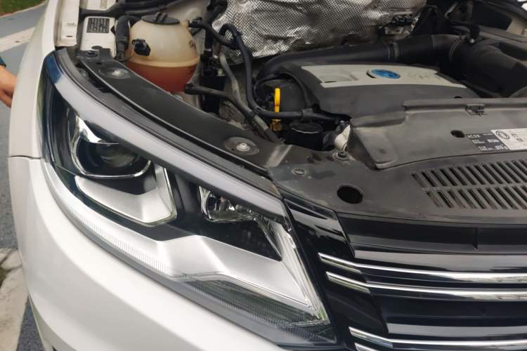 Used Volkswagen Tiguan 2015 1.8TSI Automatic All-Wheel-Drive Luxury Model Right Front Headlight