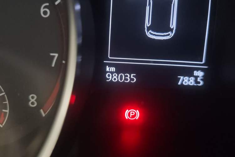 Used Volkswagen Golf 2014 1.4 TSI Manual Comfort Model Odometer Close Up