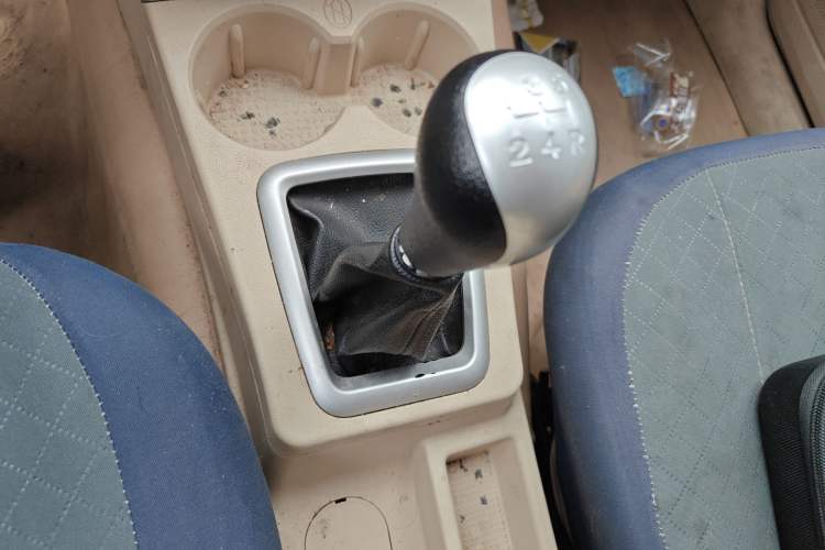 Used Dongfeng Fengon 330 2014 1.5L Manual Utility Version DK15 Gear Lever