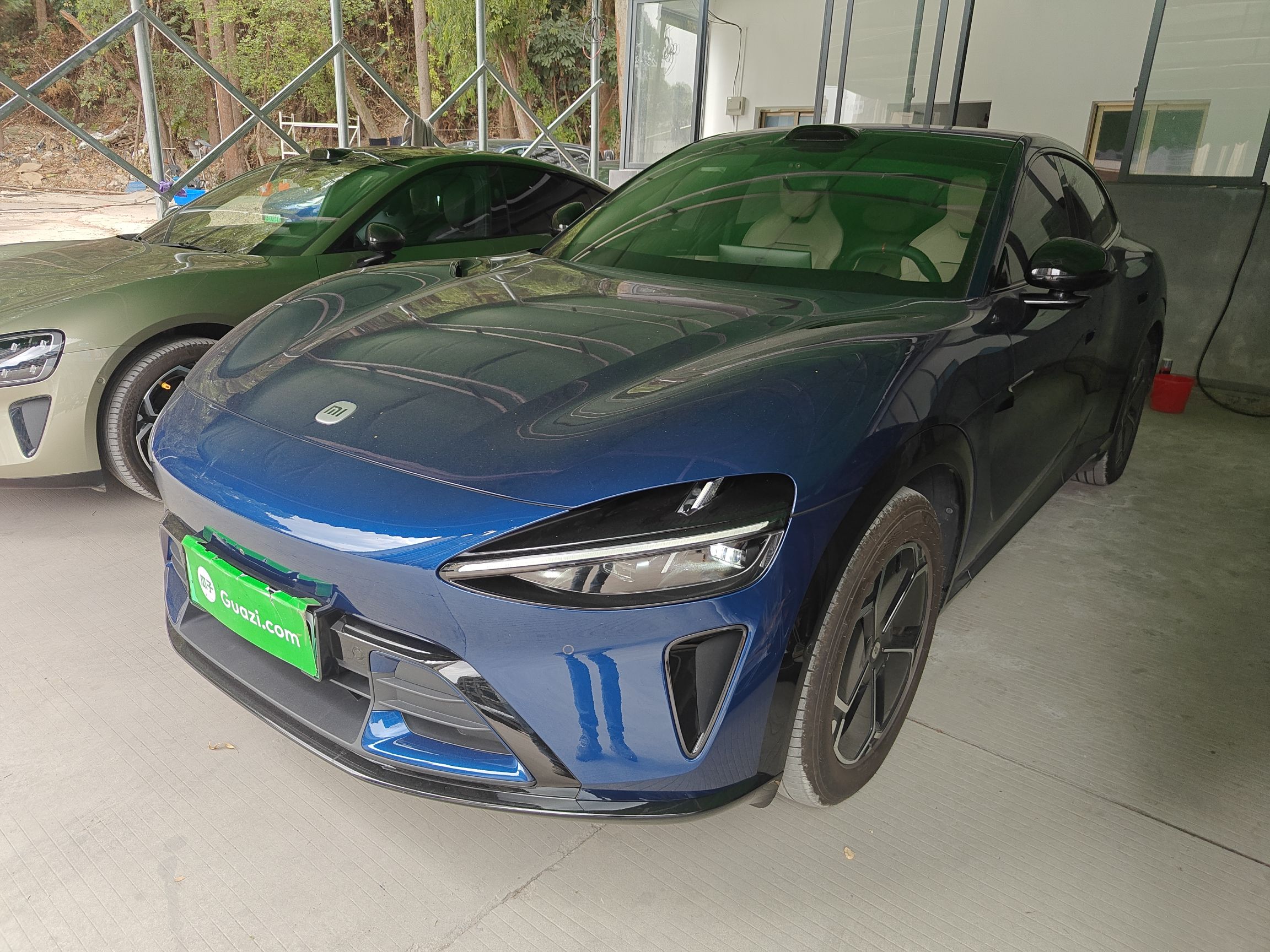 Под передней частью автомобиля